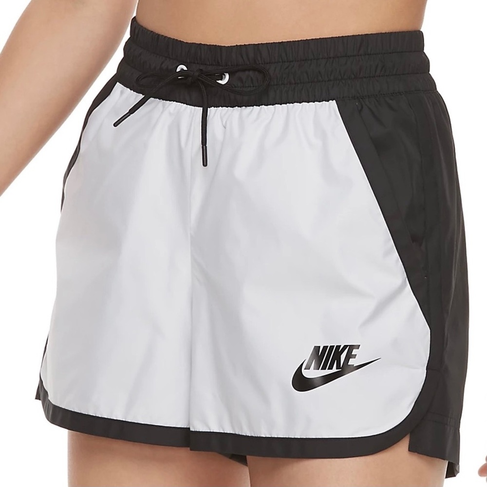 NIKE | women’s woven shorts black white XS